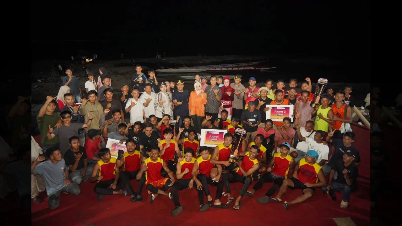 Tim Harimau Buas dari  Kuantan Sengingi Riau foto bersama dengan Wagub Sumbar dan Bupati Dharmasraya